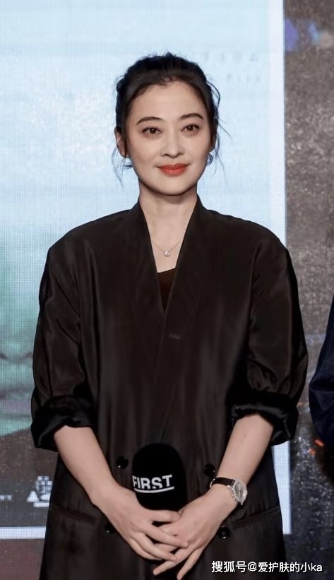 身材|46岁梅婷真是时髦精！穿“松垮装”不仅不显老，反倒优雅高级