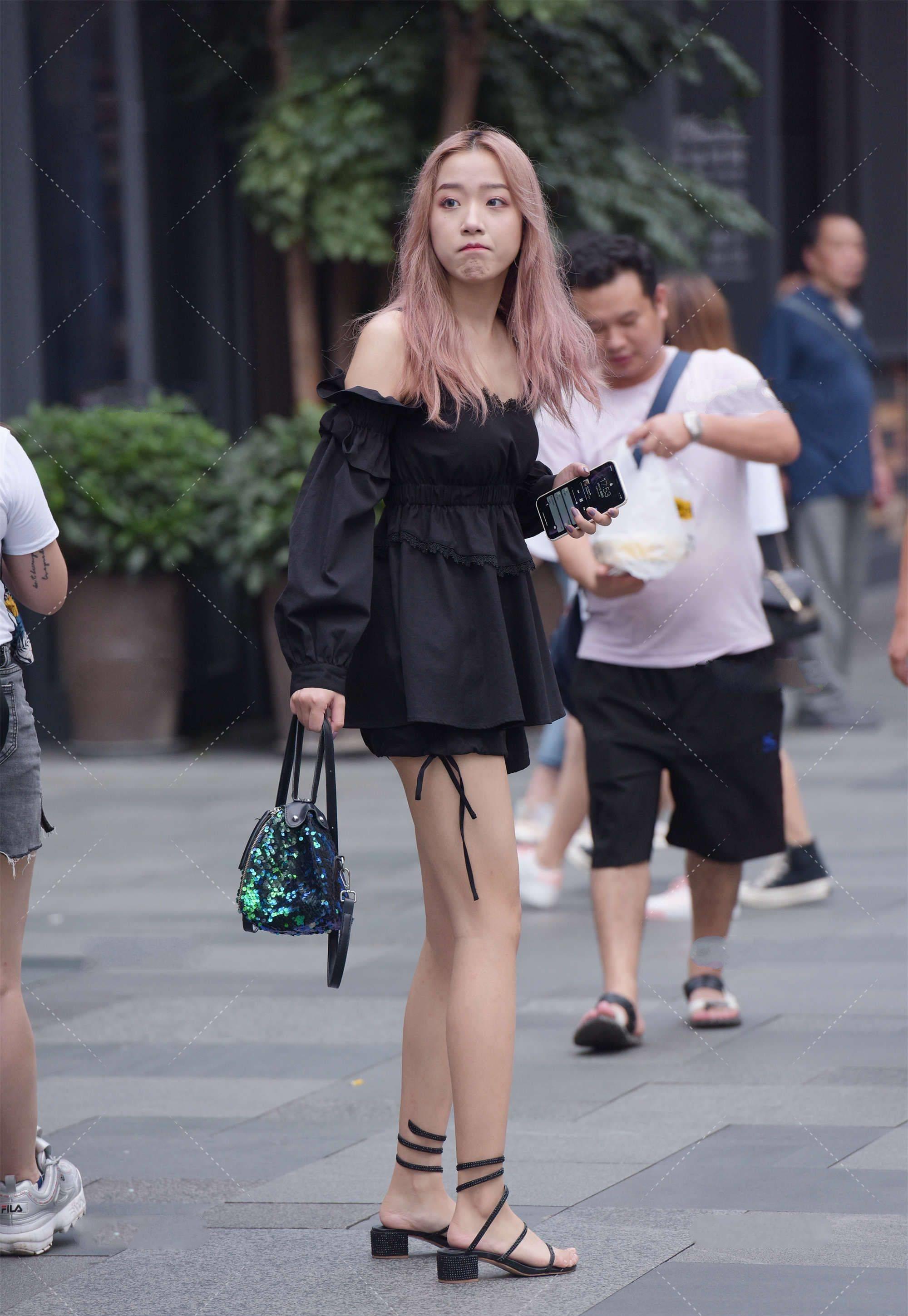 棕色|黑色穿搭配粉棕发色，甜美中不失个性，裙子上衣韩范儿十足