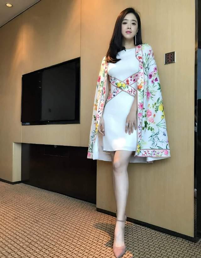 身材|蒋欣原来也这么瘦过，大骨架穿黑连衣裙，也没有穿出“虎背熊腰”