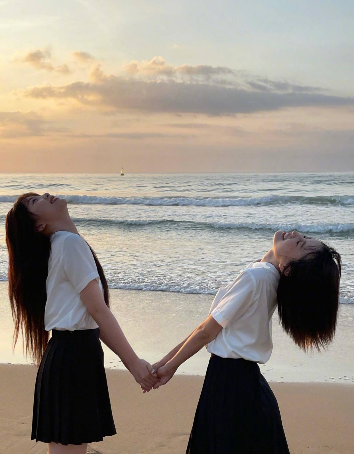 短裙|虞书欣林小宅海边看日出，穿JK短裙甜美十足，网友：都是漂亮姐姐