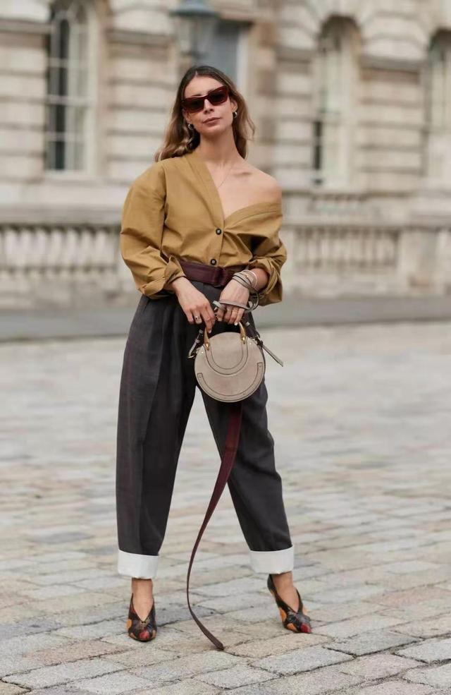 显得|衬衫更加多样化，大家要根据自己的身材来挑选适合自己的衣服，不要盲从