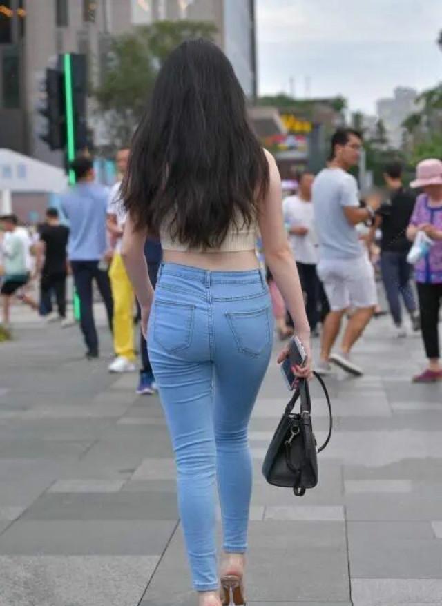 方法|牛仔打底裤搭配时尚深色上衣，甜美大方，适合高个子女神