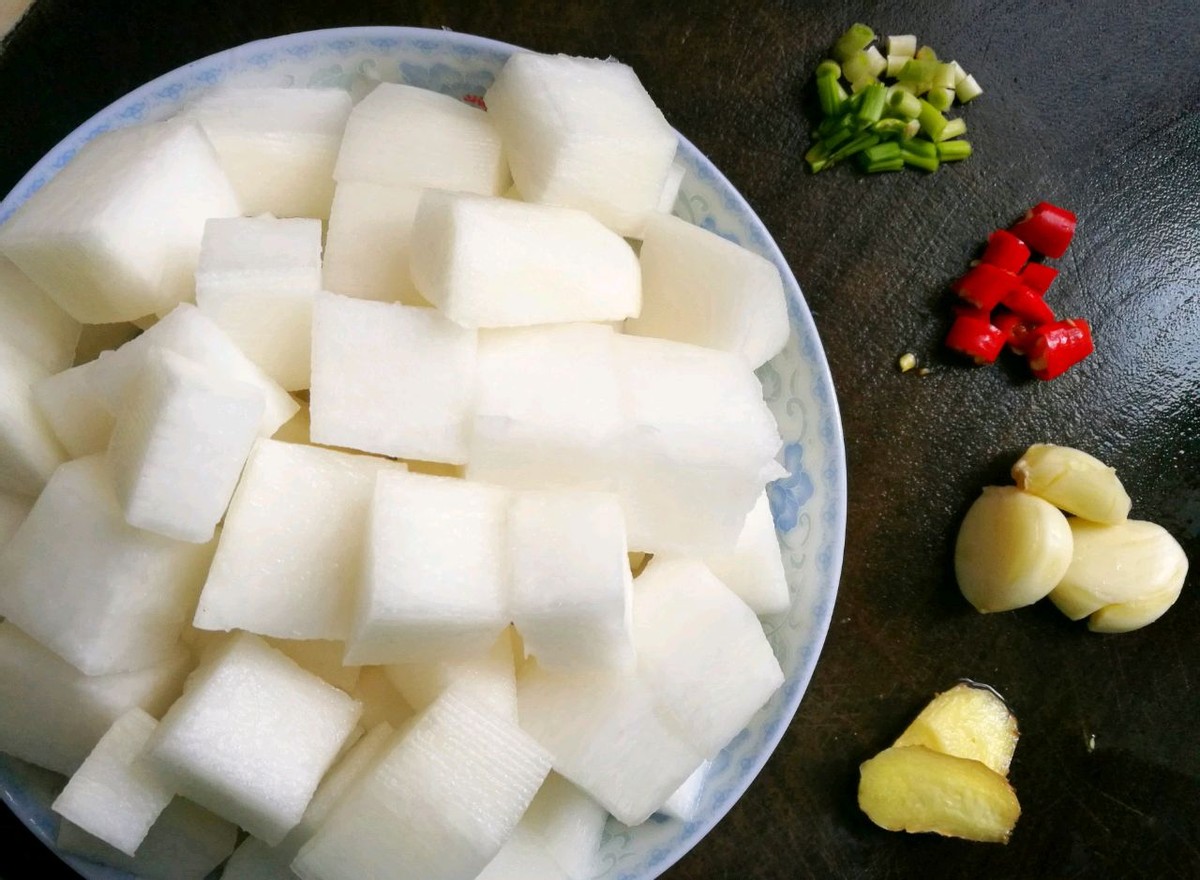 原创萝卜上市了做一道红烧萝卜成本不到5块钱便宜又好吃