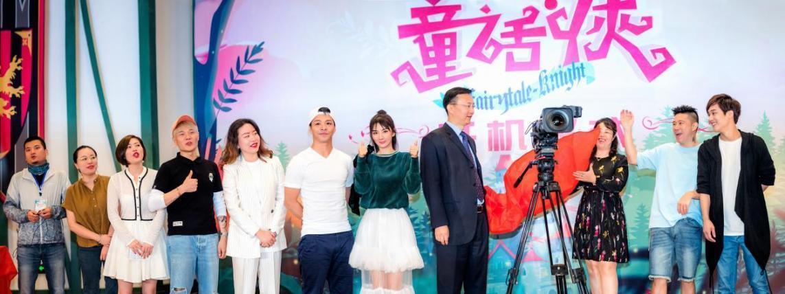 马尾|黄奕还挺会搭配的，穿的裙子甜美像少女，配高马尾好显嫩