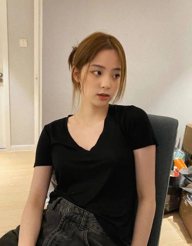 欧阳娜娜穿搭"甜到掉牙",棕色长直发配公主裙亮相,俏皮感十足