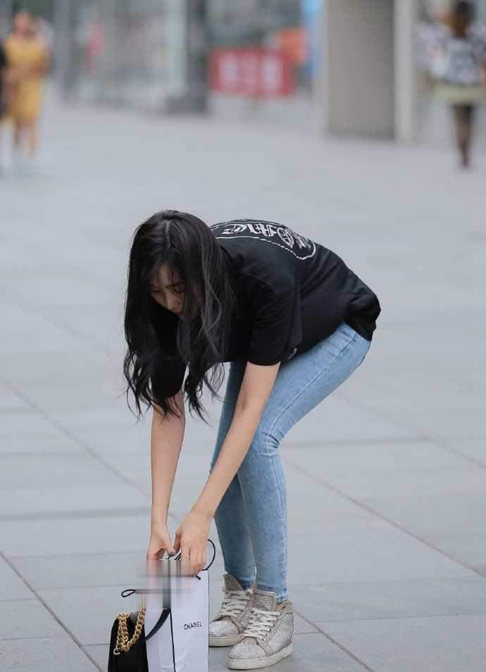 显得|时尚街拍：美女把基础款T恤牛仔，穿出新花样，甜美笑容更亮眼