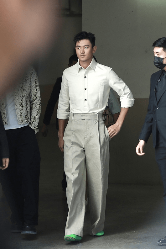 都能|93年的宁泽涛虽不是小鲜肉了，但颜值还在，一身穿搭看着真挺酷的