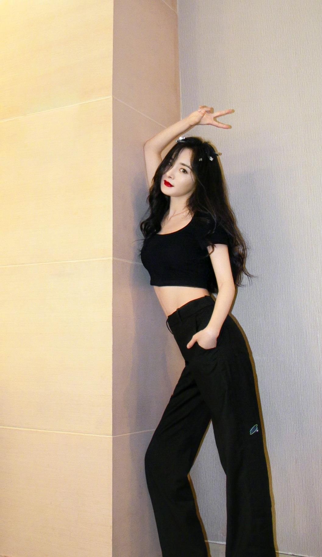 马甲|被杨幂惊艳了，粉色挑染高马尾甜美减龄，这哪是4岁孩子的妈