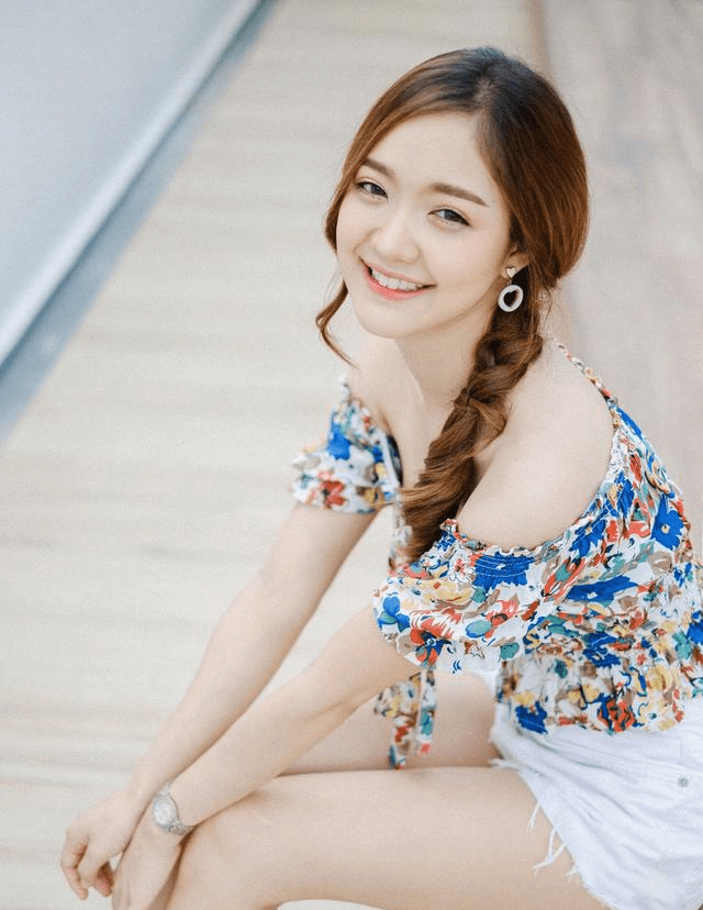 一身|碎花抹胸上衣搭配白色热裤，把泰国小姐姐衬托得格外青春甜美