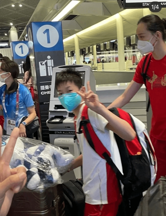 设计|14岁全红婵当冠军仍不忘初心！穿白T住上下床，坚持训练长腿抢眼