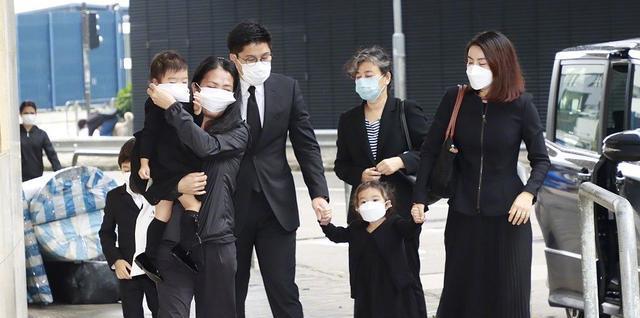 场合|郭晶晶“俩妈”同框!亲妈头发花西装搭T恤,婆婆额头饱满显大气