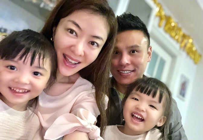 双胞胎|熊黛林一家四口为父庆生，穿蝴蝶结裙颜值高，双胞胎暴露大小眼睛