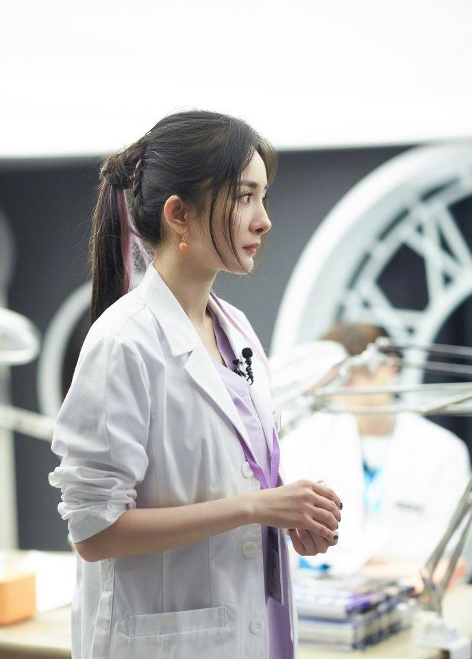 马甲|被杨幂惊艳了，粉色挑染高马尾甜美减龄，这哪是4岁孩子的妈