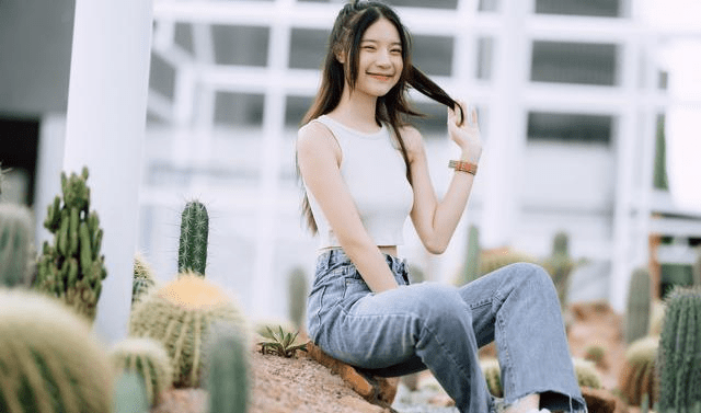 青春|对青春小姐姐来说，只需要露出纤细的小蛮腰，就可以很美很迷人