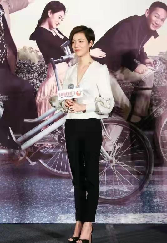 王丽云|车晓爸爸晒图！女儿穿针织衫单身后状态好，妈妈王丽云却一脸不悦