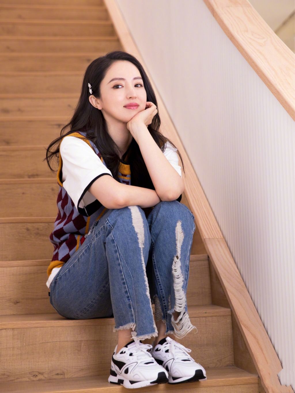 设计|40岁董璇成功扮少女，穿泡泡袖搭牛仔裙好减龄，就是有些显壮