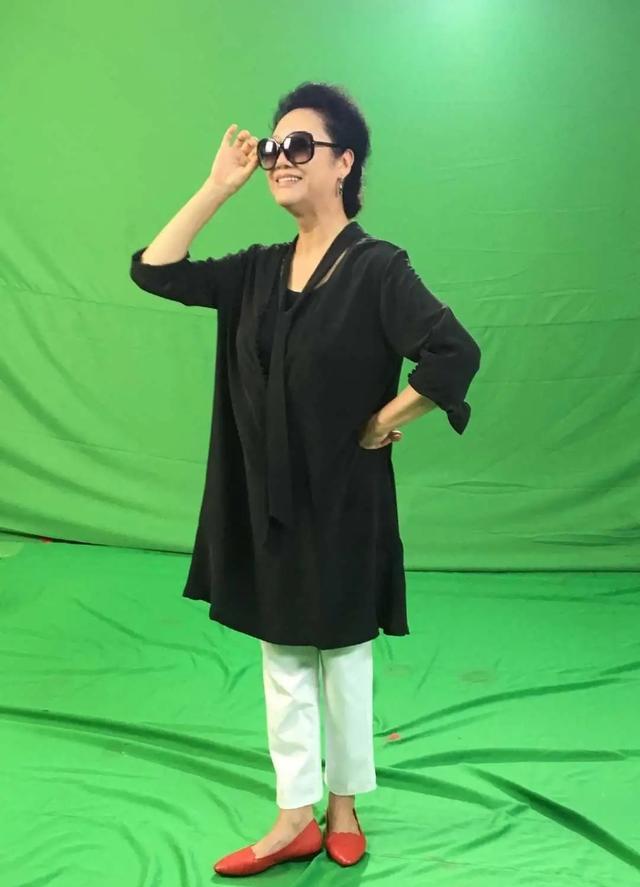 王丽云|车晓爸爸晒图！女儿穿针织衫单身后状态好，妈妈王丽云却一脸不悦
