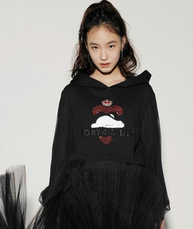 黑色|小S有盼头了！仨女儿太时髦，大女儿资源爆棚二女儿不再是小透明