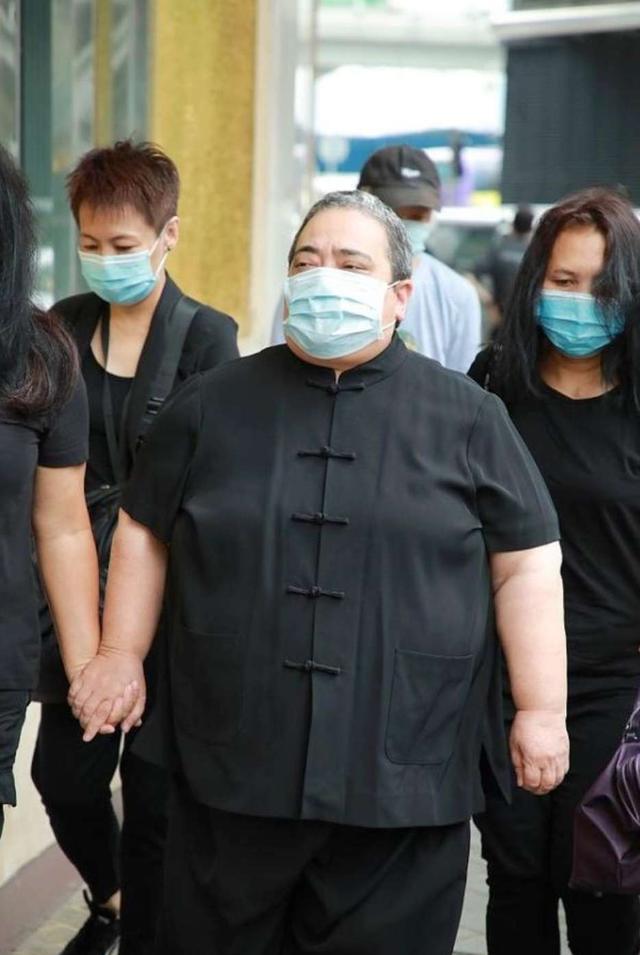 曲线|赌王最接近丑女的女儿，穿肥大T恤被赌王扶肩咧嘴笑，最爱穿唐装