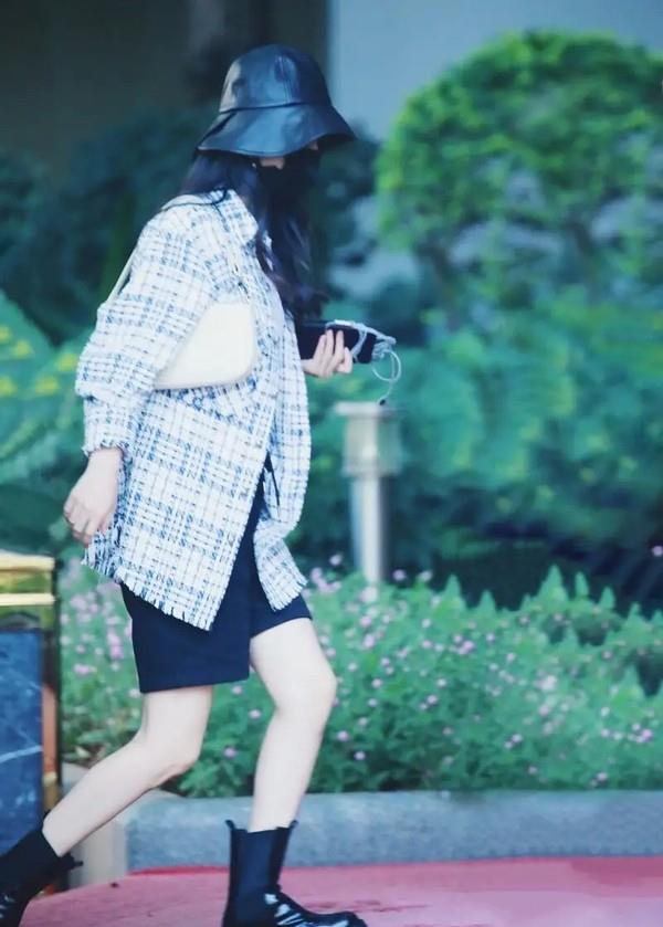 赵丽颖|赵丽颖为李冰冰庆生！格子衫当裙子穿不抢风头，李冰冰粉嫩似少女