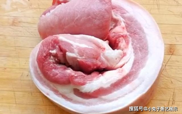 做法|五花肉往油锅一扔，不炒不炖不红烧，简单几步，上桌3斤都不够吃