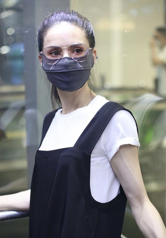 马尾|李若彤自律不说还会穿，背带裤配高马尾，54岁活力满满不输小姑娘