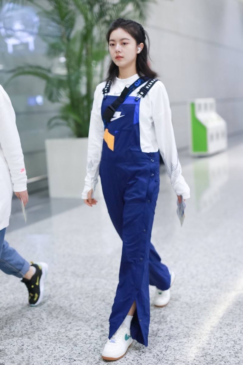 马尾|李若彤自律不说还会穿，背带裤配高马尾，54岁活力满满不输小姑娘
