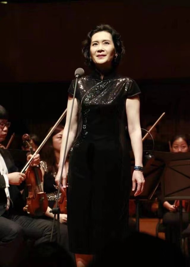 时尚|肖雄气质真好，穿黑色旗袍配短发优雅高贵，“奶奶鞋”暴露了年纪