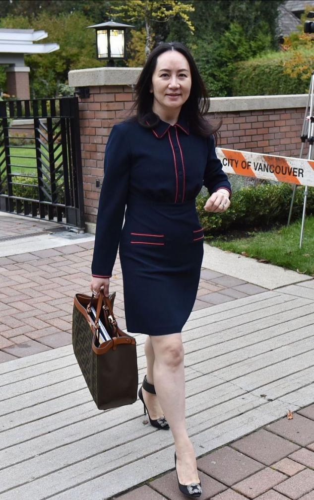 网友|孟晚舟脸虽沧桑，但穿的一套比一套时髦，有中年女性的优雅气质！