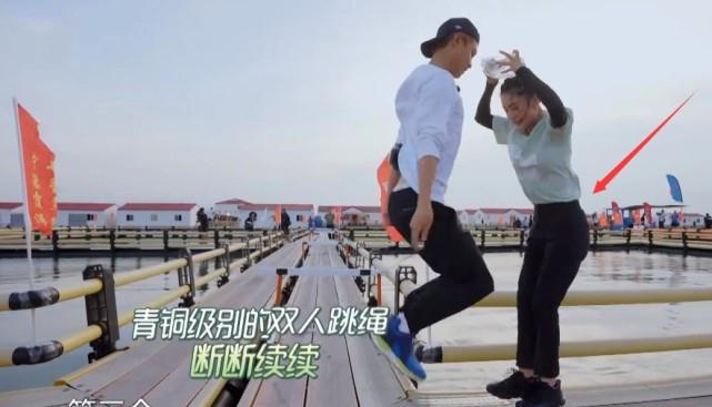 泥巴|李沁腿细还有“巴掌腰”,穿最小号裤子一直用手提,生怕往下滑