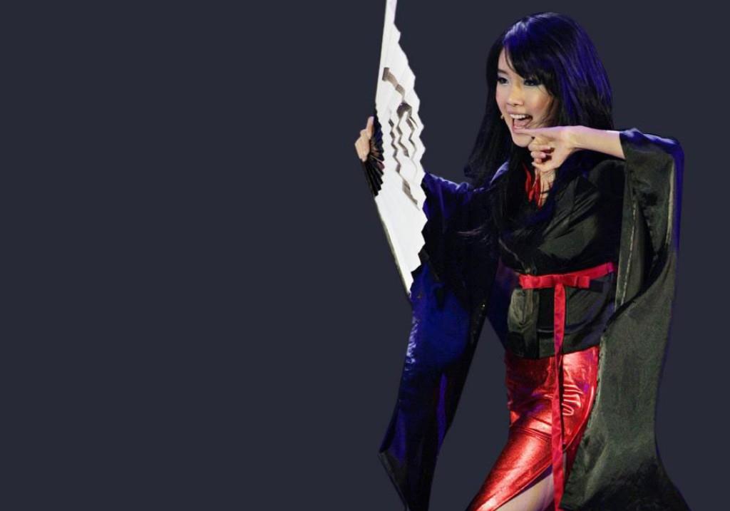 右手拿着一把扇子,对着左手小拇指唱歌,是李贞贤独特的标志,非常有