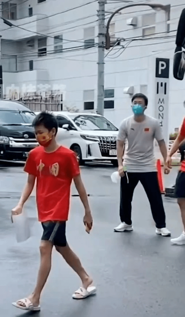设计|14岁全红婵当冠军仍不忘初心！穿白T住上下床，坚持训练长腿抢眼