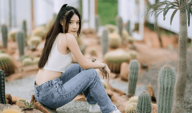 青春|对青春小姐姐来说，只需要露出纤细的小蛮腰，就可以很美很迷人