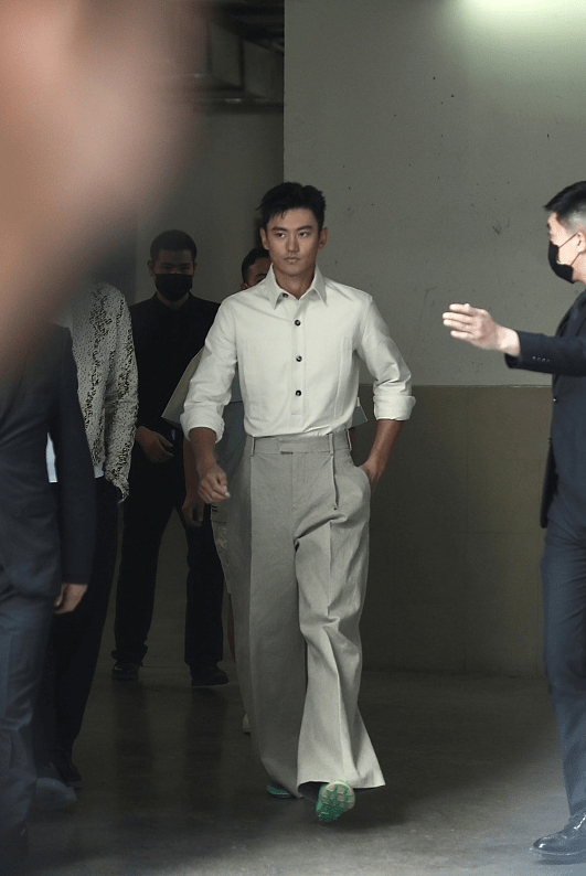 都能|93年的宁泽涛虽不是小鲜肉了，但颜值还在，一身穿搭看着真挺酷的