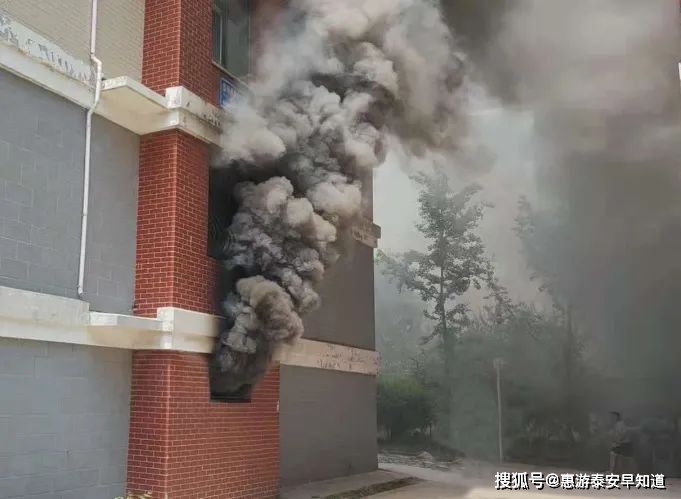 突发泰安一小区因电动车引发火灾场面吓人