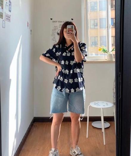 元素|越“老气”越时髦，旧货也能高级又时尚，花衬衣这样搭配更显“贵”