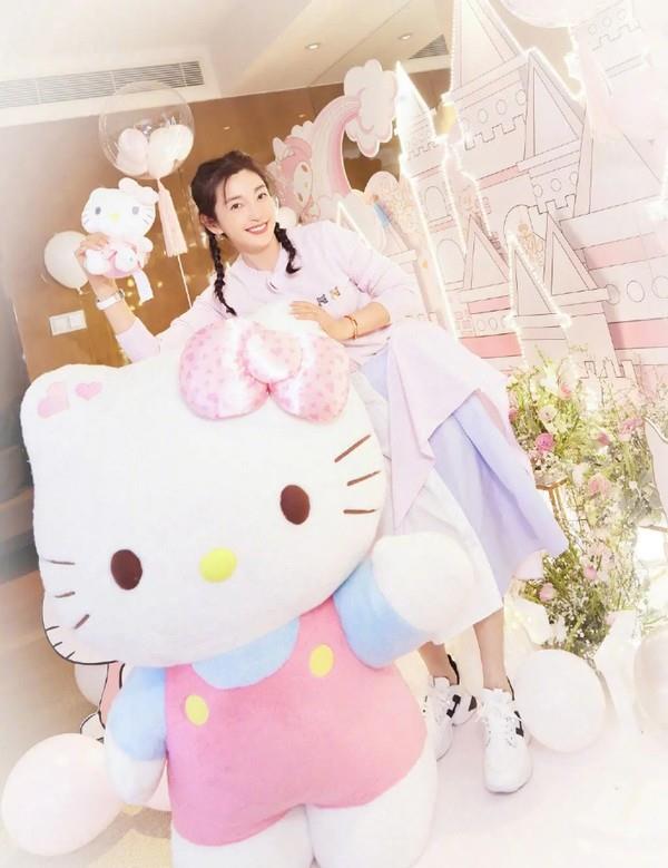 赵丽颖|赵丽颖为李冰冰庆生!格子衫当裙子穿不抢风头,李冰冰粉嫩似少女