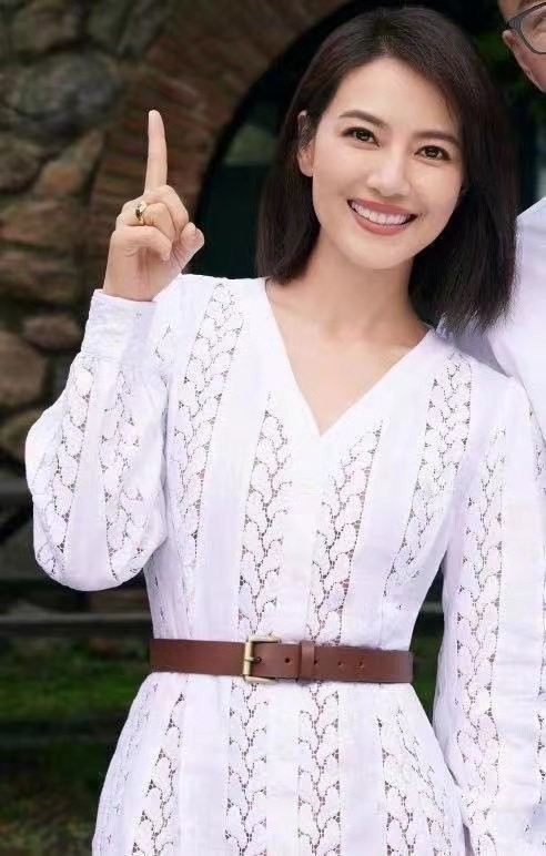 翻版|41岁高圆圆逆生长！穿蕾丝白裙女神范十足，爆料女儿像翻版赵又廷