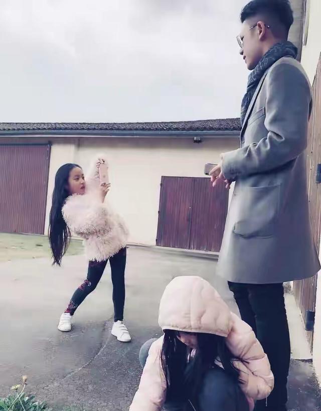 披肩|赵薇大儿子罕见晒正面照！20岁出头就是潮男，跟小四月长得都像爸