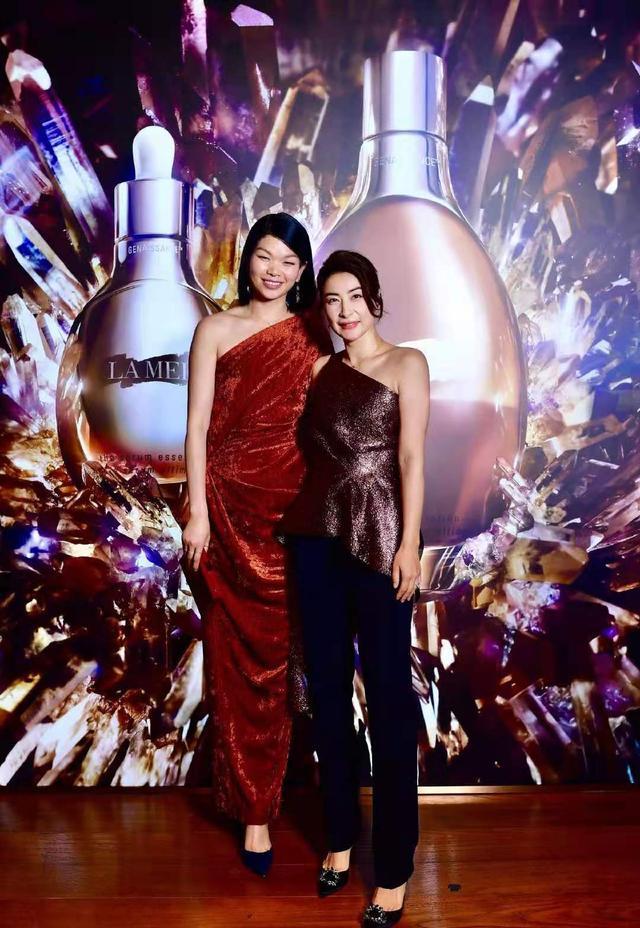 黑色|郭晶晶带女儿逛平价店，穿双排扣风衣，女儿“小不点儿”穿衣土萌