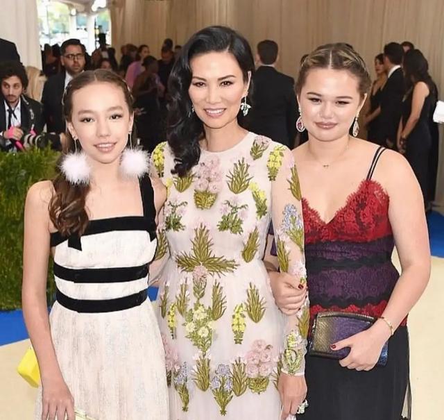 东方|邓文迪晒泳装照为女儿庆生!格俏皮长得像老爸,二女儿是东方美人