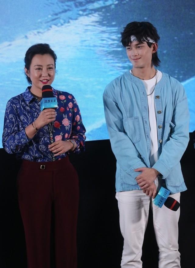 漂亮|郝蕾胖了看着更漂亮，穿“村妇”衬衫也不土，和吴磊同框状态真好