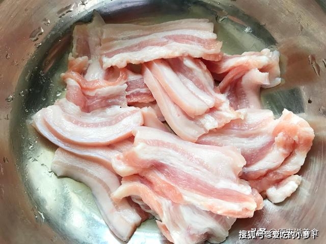 做法|五花肉烧豆角怎么做好吃？多出这一步，做出来不仅肥而不腻还好吃