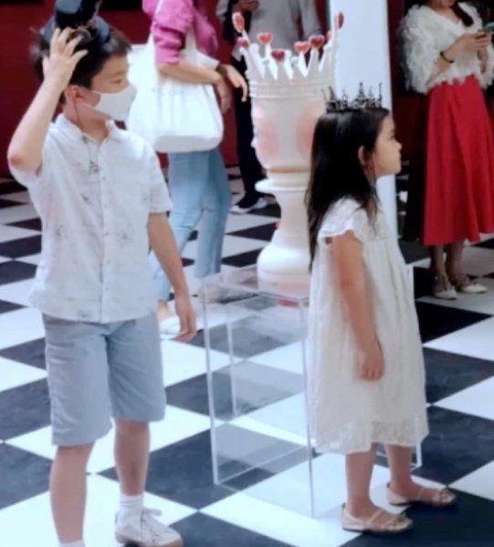 身材|霍思燕发福了，穿小吊带身材圆润，神秘小女孩同现身，打扮像公主
