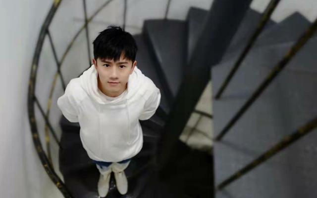 黑色|郝蕾单身后好清瘦，穿脏橘色连帽衫稳重大气，一旁张杰37岁似少年