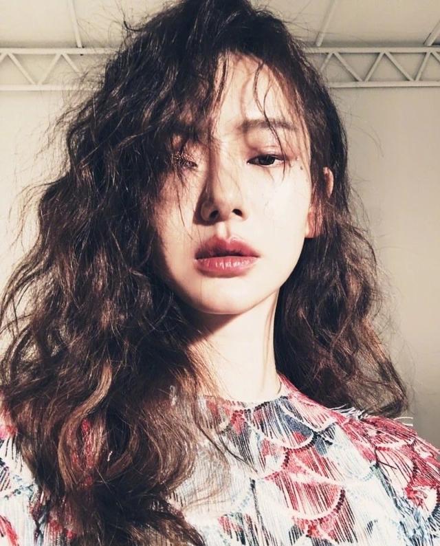 卷发|佟丽娅领衔热门发型“步惊云”烫！连小S三女儿也尝试，戚薇够靓