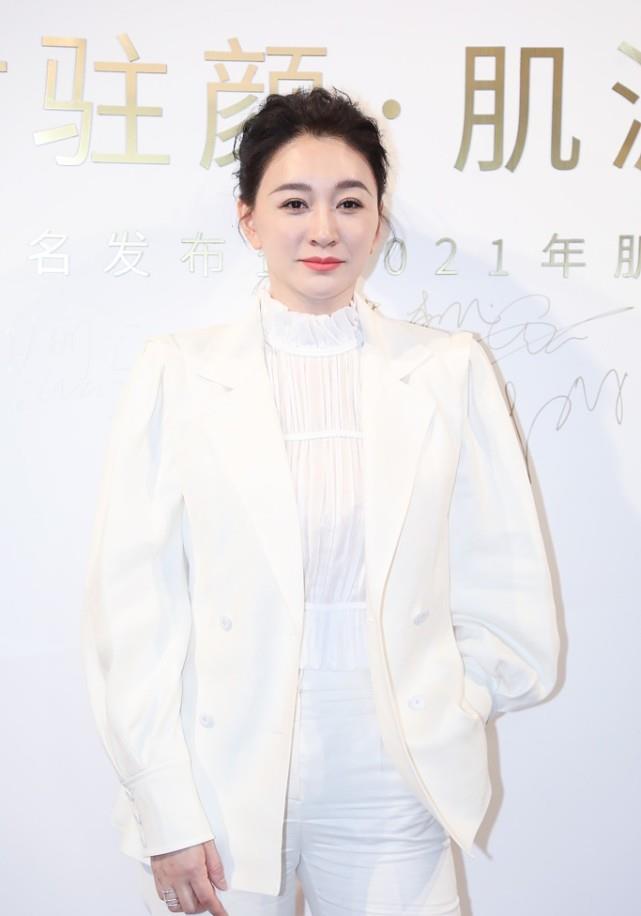 一身|李小冉穿一身白看着虽然美好，但却有点显身板宽，仔细一看太减分