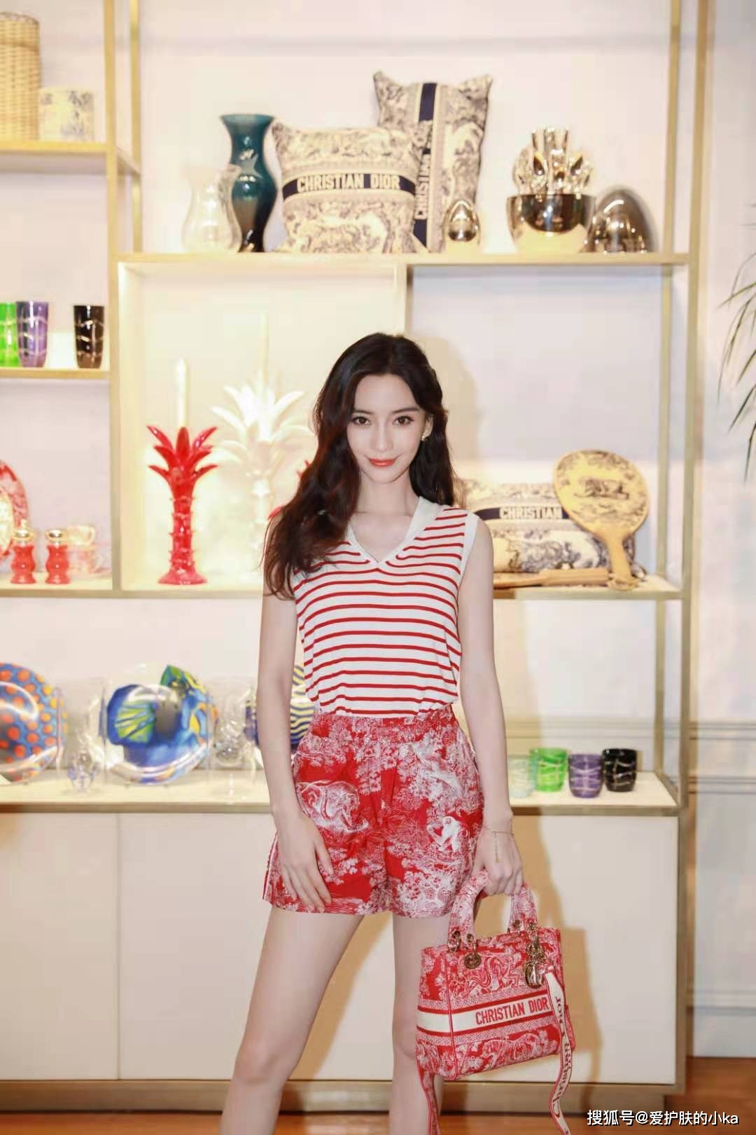 杨颖|杨颖的颜值没话说，就算只穿简单的白+黑，素颜状态下依旧抢眼