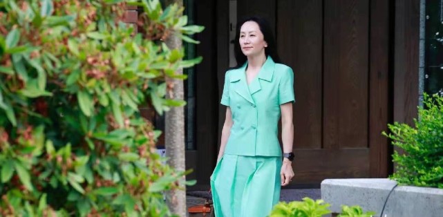廓形|孟晚舟再次出庭好霸气！穿波点裙终于不翻车，比薄荷绿套装美多了