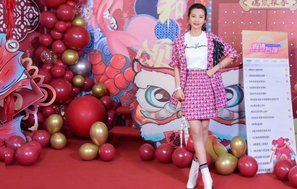 赵丽颖|赵丽颖为李冰冰庆生！格子衫当裙子穿不抢风头，李冰冰粉嫩似少女